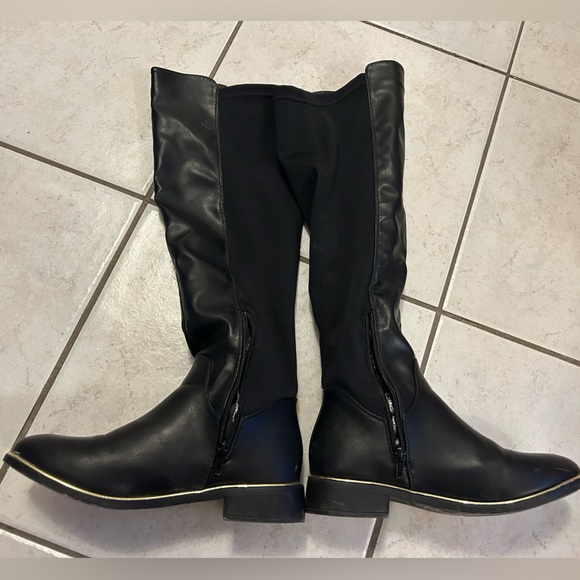 Ardene size 6 winter faux leather boots with gold trim - Picture 2 of 3